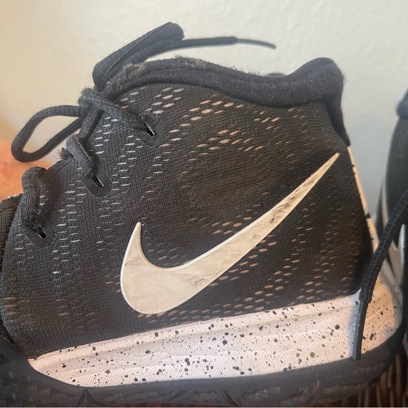 Nike Kyrie 4 Oreo Sneakers Shoes Black White Mens Size 8 Basketball AV2296-001 - Picture 11 of 11